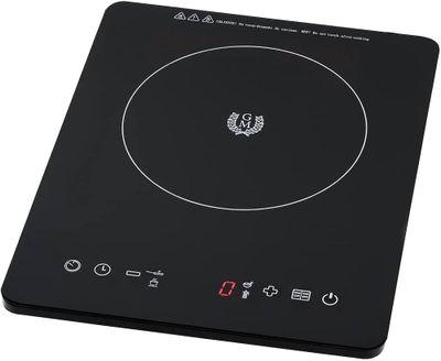 gros plan d'une table de cuisson à induction noire sur fond blanc