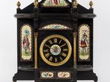 une horloge noire ornée de motifs dorés
