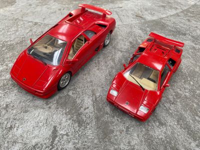 deux petites voitures rouges posées par terre