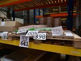 beaucoup de cartons sur une étagère dans un entrepôt