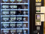 un distributeur automatique qui contient tout un tas de cupcakes
