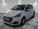 la petite voiture blanche est garée dans une grande pièce