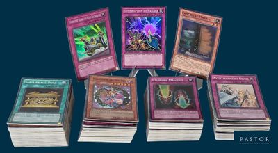 un lot de cartes posées sur une table