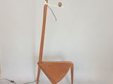 une lampe qui se trouve sur un support dans une pièce