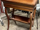 une petite table en bois avec un tiroir en dessous