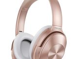 une paire d'écouteurs bluetooth sur fond blanc