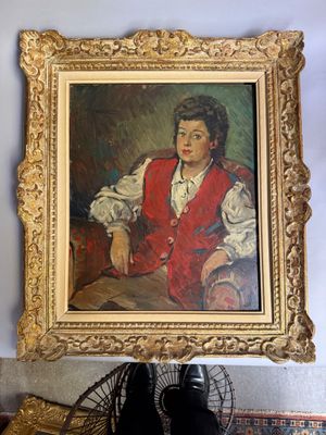 un tableau représentant une femme vêtue d'un gilet rouge et de chaussures noires