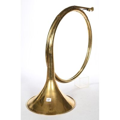 une image représentant un objet en forme de trompette en laiton sur fond blanc