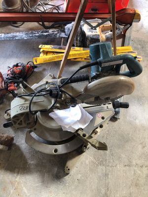 une machine posée par terre à côté d'autres outils