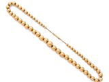 un collier de perles dorées sur fond blanc