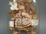 un dôme en verre contenant une figurine