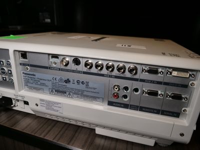 une radio posée sur une table