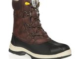 un gros plan sur une paire de bottes marron sur fond blanc