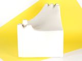 une petite boîte blanche sur un fond jaune et blanc
