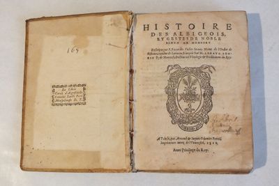 un vieux livre avec l'image d'un homme sur un blason