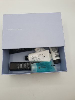 le contenu d'une boîte bleue contenant de nombreux produits de beauté