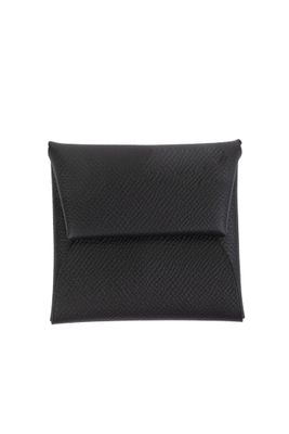une pochette noire sur fond blanc