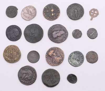 un assortiment de pièces anciennes et d'autres pièces disposées sur un fond blanc