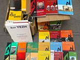 un grand nombre de livres posés sur le sol