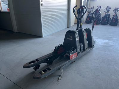 une photo d'un chariot élévateur dans un garage