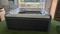 un sauna en expo Wellis contenant de l'eau