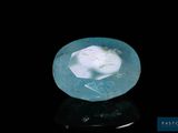 gros plan d'un diamant bleu sur une surface noire