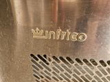 un gros plan d'un objet en acier inoxydable sur lequel est inscrit le mot « canniflo »