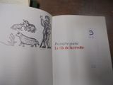 un livre ouvert sur lequel figure le dessin d'un homme et d'un chien