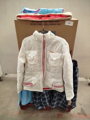 une pile de vêtements posée sur un carton