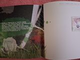 un livre ouvert sur lequel figure la photo d'un joueur de tennis