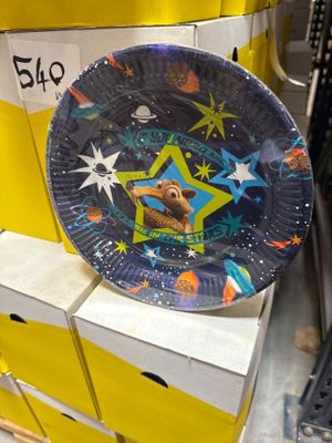 une assiette en carton sur laquelle est représenté un chien