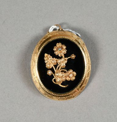 une image représentant une serrure noire et dorée ornée de fleurs