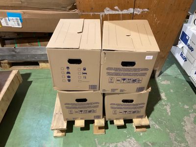 quatre cartons empilés sur des palettes dans un entrepôt