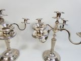 paire de chandeliers en métal argenté sur fond blanc
