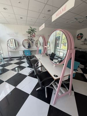 une photo d'un salon de coiffure avec un sol en damier