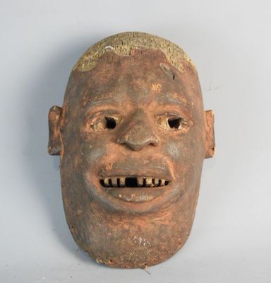 une image représentant un masque en argile sur fond blanc