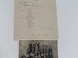 une vieille photo en noir et blanc représentant un groupe d'hommes en uniforme