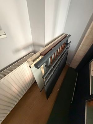 un radiateur accroché au mur à côté d'une fenêtre