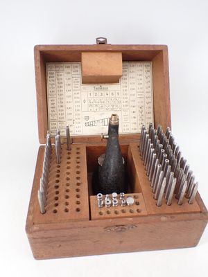 une boîte en bois contenant tout un tas d'outils