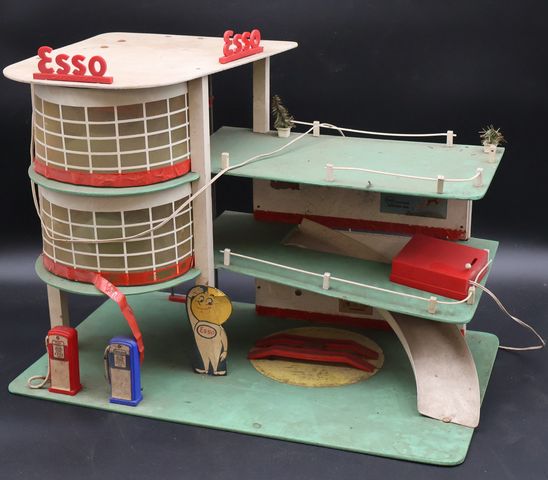 ESSO : parking, stÉation essence/garage ancien pour petites voitu...