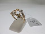 un gros plan d'une bague en or ornée de fleurs