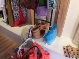 une vitrine présentant des sacs à main et des porte-monnaie dans un magasin