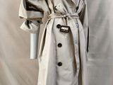 une photo d'un mannequin vêtu d'un trench-coat