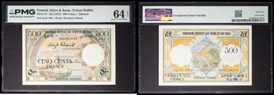 Trois types de monnaies différents sont exposés dans une vitrine.