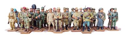 de nombreuses figurines de soldats rassemblées les unes à côté des autres