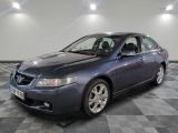 une photo d'une Honda Accord bleue posée sur un sol à damier