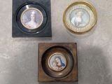 trois photos encadrées représentant une femme et un homme, dans un coffret en bois