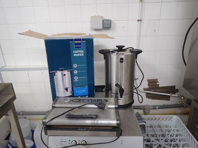 une photo d'une cuisine avec de nombreux objets posés sur le plan de travail