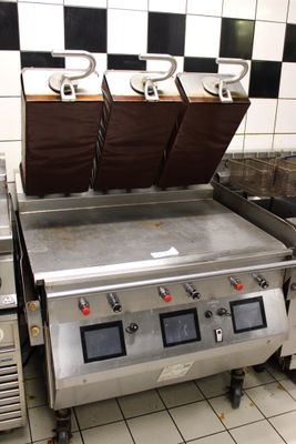 une photo d'une cuisine professionnelle équipée de nombreux appareils