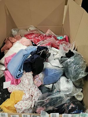 une boîte en carton remplie de vêtements et d'autres objets